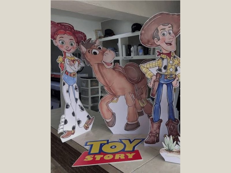 Figuras de coroplast: Personalizadas para fiestas y eventos, de 40 a 130 cm