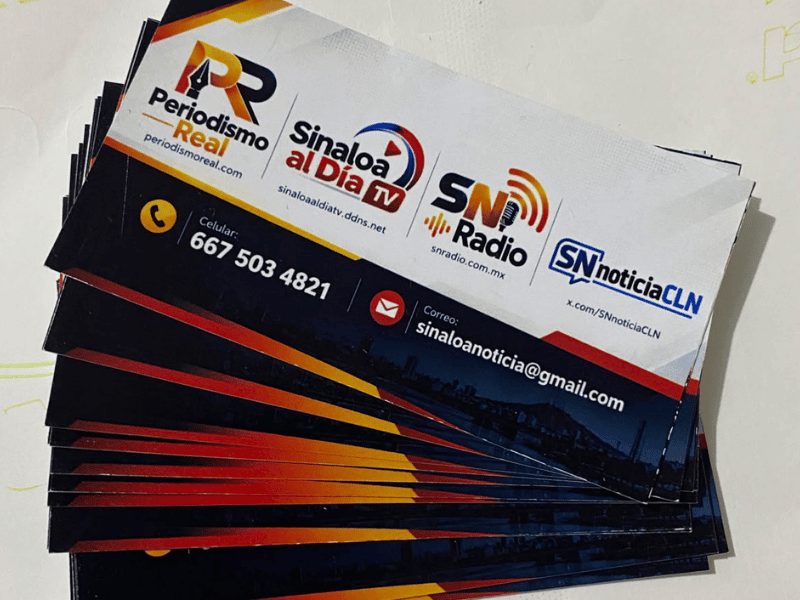 Tarjetas de presentación: 9 × 5 cm, frente a todo color